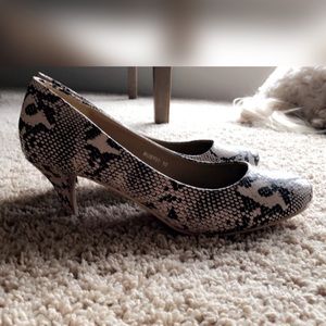 River berry heels. Size 10. Never worn.